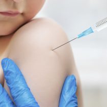 Experta desmiente supuestos riesgos de las vacunas