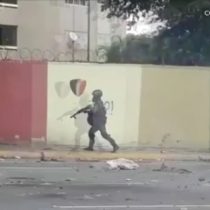 [VIDEO] Las imágenes de guardias nacionales disparando bombas lacrimógenas a quemarropa en Venezuela