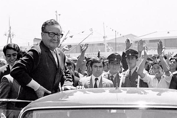 Autor de libro sobre Allende y nueva Constitución: «el proceso de transformaciones debe tener una política militar democrática» Autor de libro sobre Allende y nueva Constitución: «el proceso de transformaciones debe tener una política militar democrática»