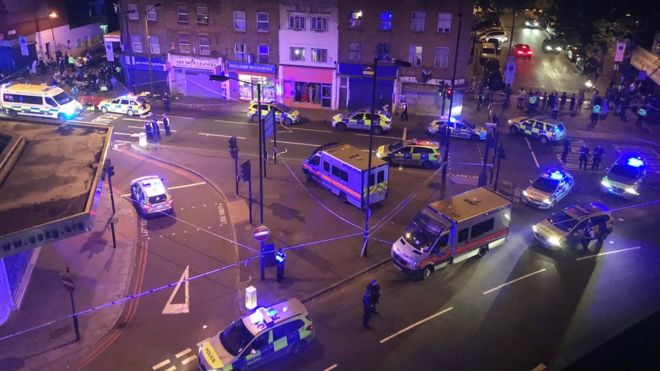 Reino Unido: al menos 1 muerto y 8 heridos luego de que una furgoneta embistiera a peatones cerca de una mezquita en Londres Reino Unido: al menos 1 muerto y 8 heridos luego de que una furgoneta embistiera a peatones cerca de una mezquita en Londres
