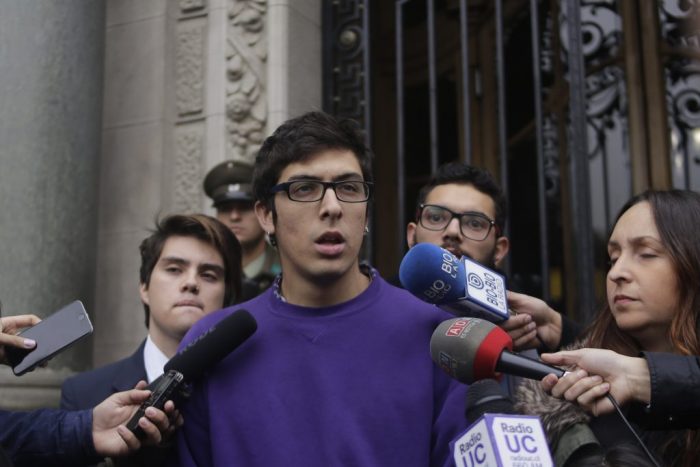 Confech se moviliza en paralelo a la cuenta pública y presiona con posible paro nacional: «Este gobierno escucha mucho más a los grandes empresarios y al cartel de las católicas» Confech se moviliza en paralelo a la cuenta pública y presiona con posible paro nacional: