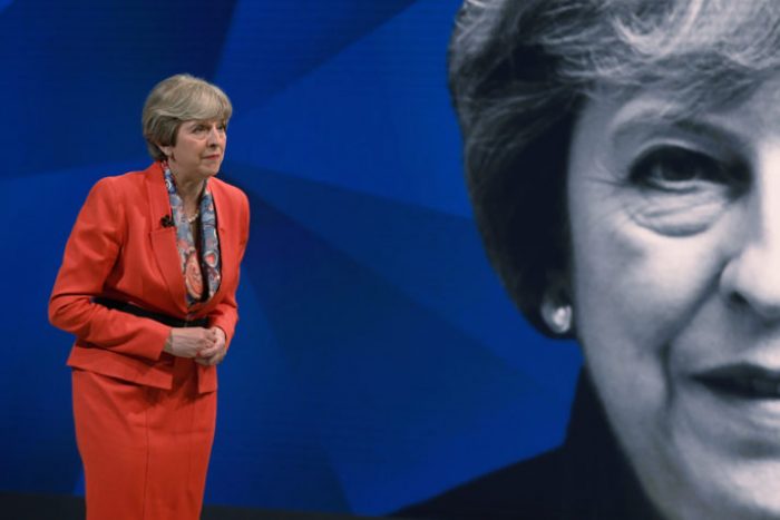 Shock electoral en Reino Unido complica Brexit y libra se desploma a su nivel más bajo en seis meses