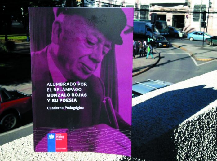 Presentan cuaderno pedagógico y antología de Gonzalo Rojas