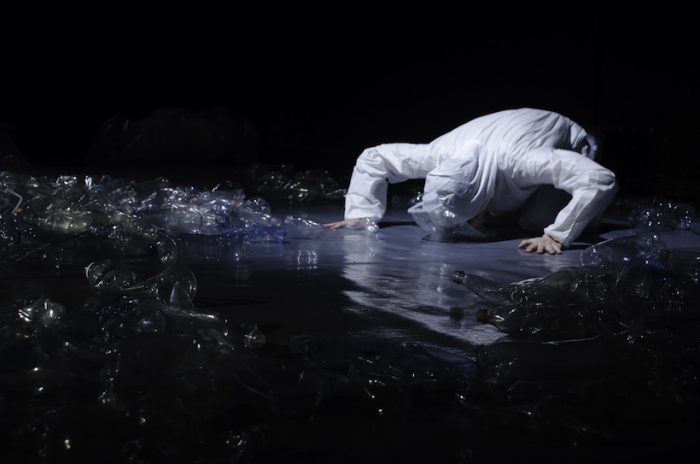 Con cientos de botellas performance aborda la guerra del agua Con cientos de botellas performance aborda la guerra del agua