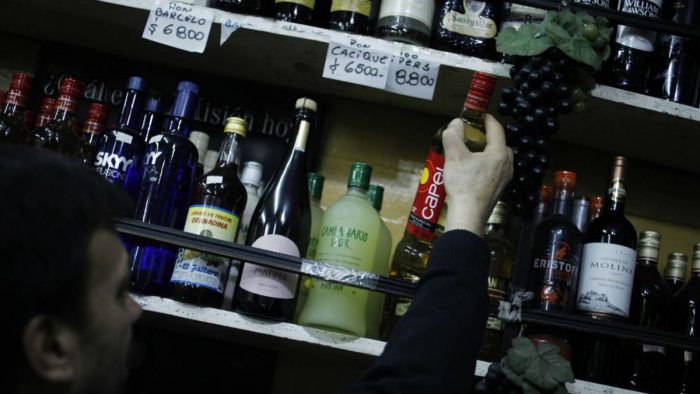 Nuevo estudio sobre consumo de alcohol revela que chilenos beben 6.4 litros del producto al año Nuevo estudio sobre consumo de alcohol revela que chilenos beben 6.4 litros del producto al año