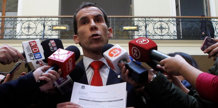 Alcalde Alessandri pierde la paciencia ante retomas del Instituto Nacional: «Si no quieren estudiar, que se cambien de colegio» Alcalde Alessandri pierde la paciencia ante retomas del Instituto Nacional:
