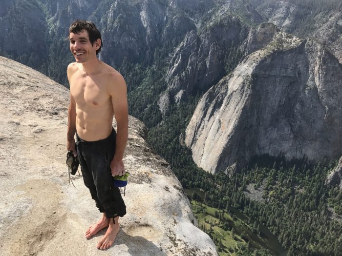 Alex Honnold es el primer hombre en escalar montaña de 3000 pies sin arnés de seguridad