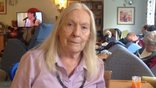 “Mi mente está llena de agujeros”: el conmovedor diario de la mujer que plasmó el avance del mal de Alzheimer 20 años antes de que fuera diagnosticada “Mi mente está llena de agujeros”: el conmovedor diario de la mujer que plasmó el avance del mal de Alzheimer 20 años antes de que fuera diagnosticada