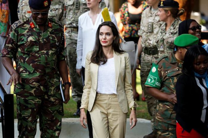 Angelina Jolie apoya a niñas refugiadas en Kenia por violencia sexual