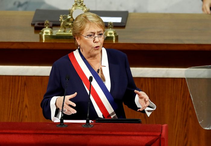 Bachelet dispara a Piñera: «Quien quiera echar pie atrás a la gratuidad en la educación, le estará dando la espalda a las familias chilenas» Bachelet dispara a Piñera: