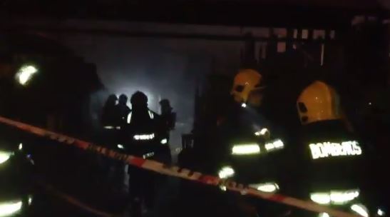 Incendio en bodega ilegal en La Florida arrastró dos casas y terminó con siete personas heridas Incendio en bodega ilegal en La Florida arrastró dos casas y terminó con siete personas heridas