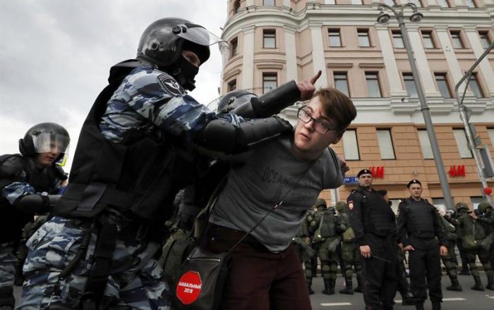 Cerca de dos mil detenidos en protestas antigubernamentales en Rusia