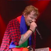 Ed Sheeran cerró Glastonbury con bandera #LGBT