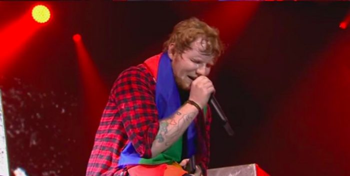 Ed Sheeran cerró Glastonbury con bandera #LGBT