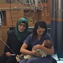 Más allá de los conflictos: enfermera judía amamanta al hijo de una palestina herida en accidente de tráfico