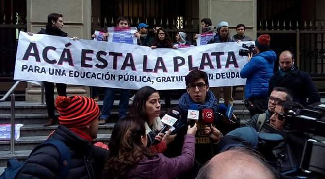 Universitarios se encadenan al Ministerio de Hacienda en la antesala de marcha que busca “radicalizar” el movimiento estudiantil Universitarios se encadenan al Ministerio de Hacienda en la antesala de marcha que busca