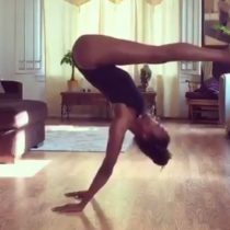 La impresionante rutina de yoga de Naomi Campbell