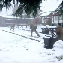 [VIDEO] El «enfrentamiento» entre Carabineros y obreros con bolas de nieve en Aysén