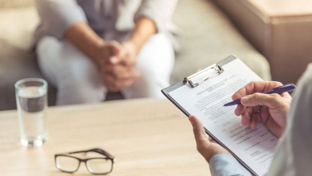 “La salud mental es un mito”: Bonnie Burstow, la doctora que lidera el renacer del polémico movimiento antipsiquiatría
