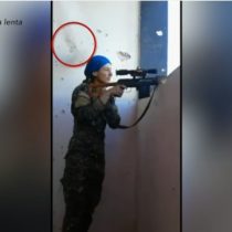 [VIDEO] El momento en que el disparo de un francotirador casi alcanza una combatiente kurda en Raqa