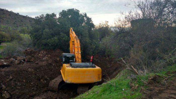 Vecinos de La Florida denuncian invasión de retroexcavadoras en quebrada del bosque Panul Vecinos de La Florida denuncian invasión de retroexcavadoras en quebrada del bosque Panul