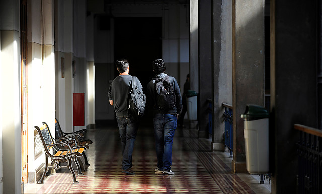 Se quedan porque quieren o no se van porque no pueden: gratuidad universitaria y regionalización Se quedan porque quieren o no se van porque no pueden: gratuidad universitaria y regionalización
