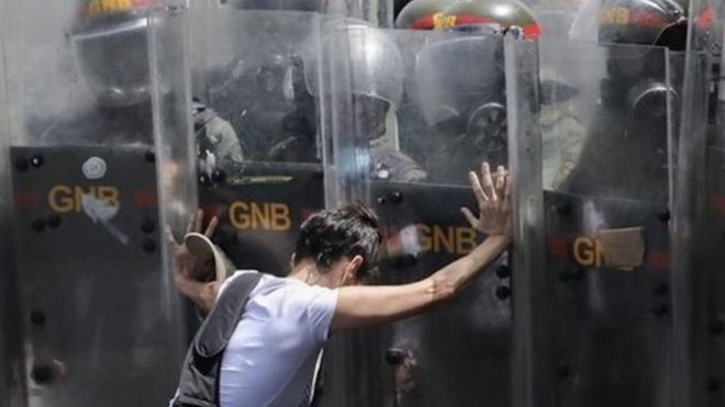 Maduro reemplaza a su cúpula militar en medio de crecientes protestas Maduro reemplaza a su cúpula militar en medio de crecientes protestas