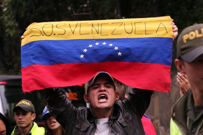 Aumenta riesgo de default venezolano, reservas cerca US$10.000M