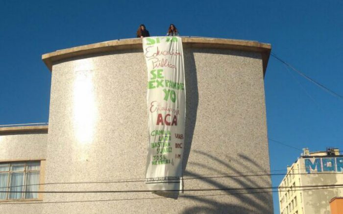 Estudiantes protestan con lienzo en U. de Valparaíso contra reforma a la educación superior: «Si la educación pública se expande, yo estudiaría acá» Estudiantes protestan con lienzo en U. de Valparaíso contra reforma a la educación superior: