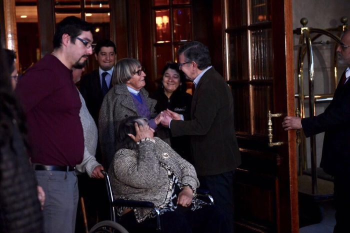 Alcalde de Las Condes aloja vecinos sin luz en Hotel Ritz cuyo costo se le descontará a Enel Alcalde de Las Condes aloja vecinos sin luz en Hotel Ritz cuyo costo se le descontará a Enel