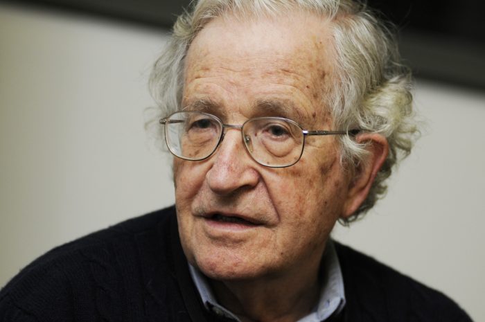 Chomsky encabeza declaración de 70 intelectuales que pide a EE. UU. no interferir en Venezuela Chomsky encabeza declaración de 70 intelectuales que pide a EE. UU. no interferir en Venezuela