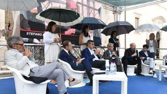 Esta imagen desató tremenda polémica en Italia: grupo de políticos debaten, mientras mujeres afirman sus paraguas Esta imagen desató tremenda polémica en Italia: grupo de políticos debaten, mientras mujeres afirman sus paraguas