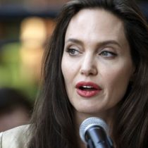 «Falso y desagradable»: Angelina Jolie furiosa por haber sido acusada de «explotación» en Camboya