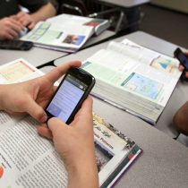 Contra la corriente: académico propone que profesores usen los celulares como herramienta pedagógica