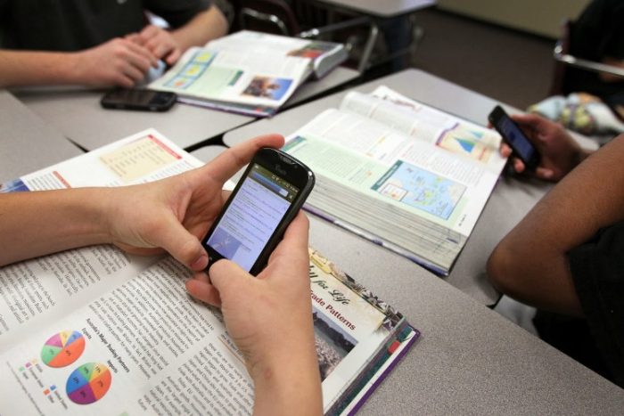 Contra la corriente: académico propone que profesores usen los celulares como herramienta pedagógica