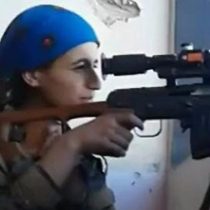 El momento en que el disparo de un francotirador casi alcanza una combatiente kurda en Raqa