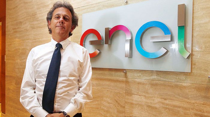 En casa de herrero, cuchillo de palo: gerente italiano de Enel debió abandonar su casa y pasó fin de semana en el Hyatt por cortes de luz En casa de herrero, cuchillo de palo: gerente italiano de Enel debió abandonar su casa y pasó fin de semana en el Hyatt por cortes de luz