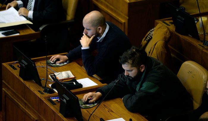 Jackson acusa que el CAE seguirá hasta el 2070 y profundiza grieta entre el F. Amplio y la Nueva Mayoría Jackson acusa que el CAE seguirá hasta el 2070 y profundiza grieta entre el F. Amplio y la Nueva Mayoría