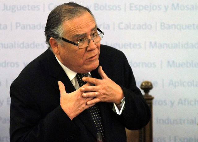 Ministro Campos intenta salvar su cabeza con carta a familiares de detenidos desaparecidos Ministro Campos intenta salvar su cabeza con carta a familiares de detenidos desaparecidos