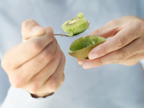 Superalimento: impacto benéfico del kiwi supera a otras frutas según estudios Superalimento: impacto benéfico del kiwi supera a otras frutas según estudios