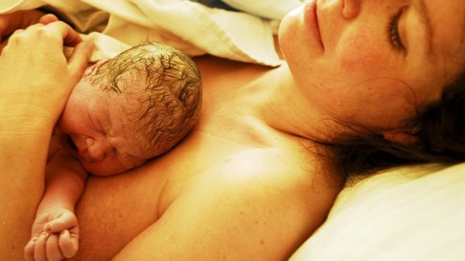 ¿Qué es “la hora sagrada” y qué efectos tiene sobre los niños y las madres cuando se respeta? ¿Qué es