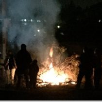 Cacerolazos y barricadas incendiarias en Las Condes en protesta por extenso apagón