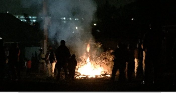 Cacerolazos y barricadas incendiarias en Las Condes en protesta por extenso apagón Cacerolazos y barricadas incendiarias en Las Condes en protesta por extenso apagón
