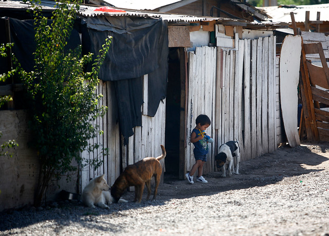 Estudio de Fundación Sol revela que la pobreza en Chile superaría el 26%, más del doble de las cifras oficiales Estudio de Fundación Sol revela que la pobreza en Chile superaría el 26%, más del doble de las cifras oficiales