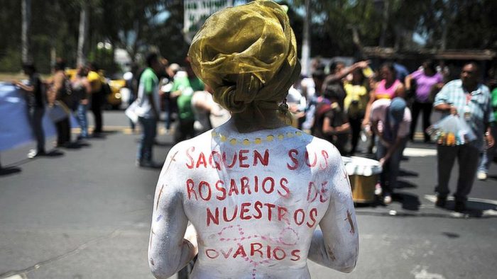 La controvertida sentencia de 30 años de cárcel contra la joven que parió a un bebé muerto tras ser violada en El Salvador