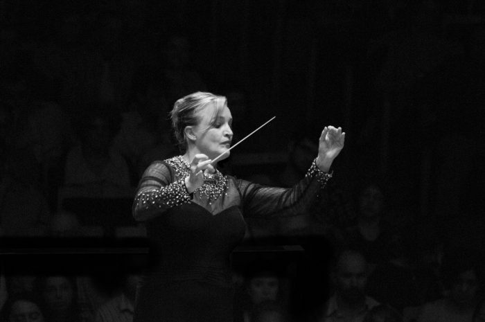 Maestra brasileña toma la batuta de “Carmina Burana” en el Teatro de la U. de Chile Maestra brasileña toma la batuta de “Carmina Burana” en el Teatro de la U. de Chile