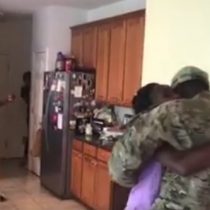 [VIDEO] La emotiva reacción de la familia de un soldado en Estados Unidos que vuelve a su casa luego de un año