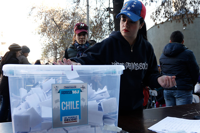 Miles de venezolanos votan en Chile en consulta opositora sobre Constituyente