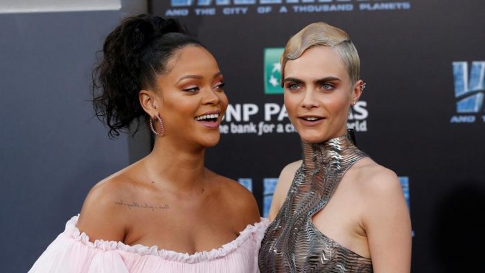 Duelo de extravagancia: ¿Cara Delevingne o Rihanna?