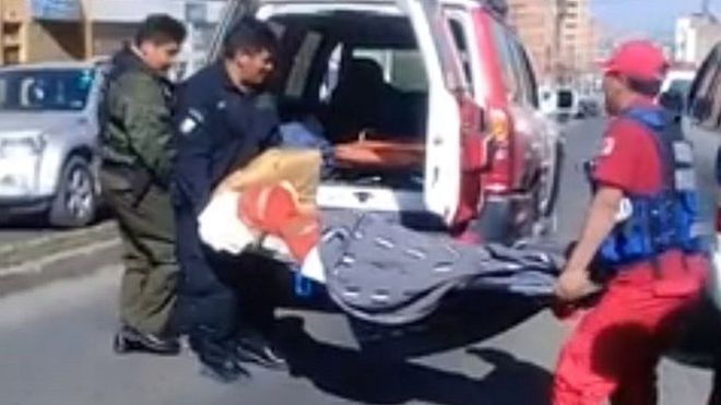 La velaban mientras estaba viva: la indignación en Bolivia por el caso de la mujer enferma que fue llevada por sus familiares a una funeraria a esperar su muerte La velaban mientras estaba viva: la indignación en Bolivia por el caso de la mujer enferma que fue llevada por sus familiares a una funeraria a esperar su muerte